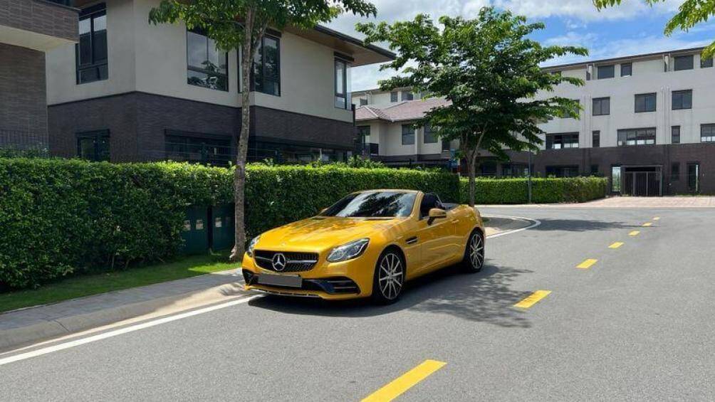 Mercedes-AMG SLC 43 có thiết kế mạnh mẽ, nổi bật với cụm đèn pha LED kết hợp với dải LED định vị ban ngày, cản va trước thể thao