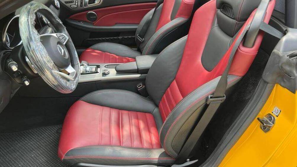 Chiếc Mercedes-AMG SLC 43 sở hữu các ghế ngồi bọc da cao cấp với 2 màu chủ đạo là đỏ và đen