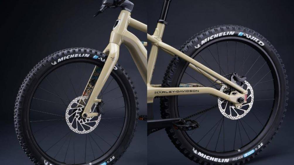 Xe cũng được trang bị phanh đĩa thủy lực TRP 4 pít-tông cực mạnh. Xe được phủ lớp sơn Yucca Tan với đồ họa graffiti