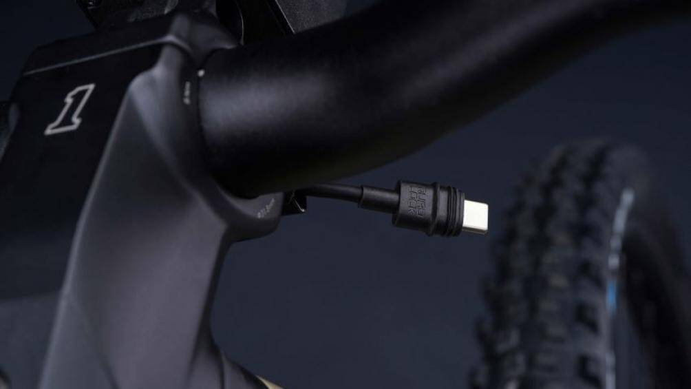 Xe đạp cũng có bộ sạc USB-C tích hợp để sạc điện thoại khi người dùng đang đạp xe