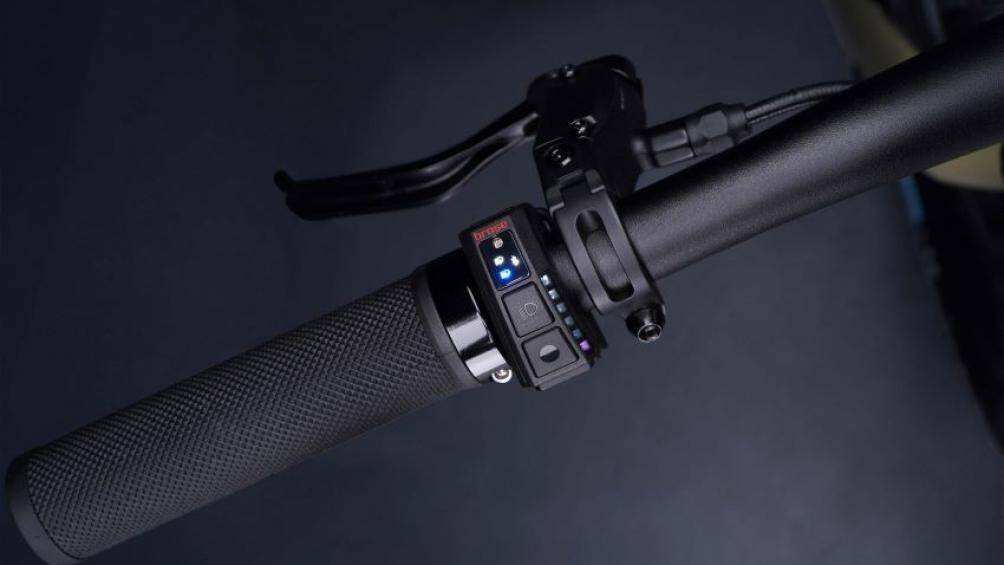 Trong khi đó, phiên bản tiêu chuẩn có các trang bị và tính năng dành cho việc di chuyển trên đường phố