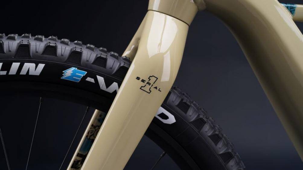 Các biến thể BASH / MTN, RUSH / CTY Step-thru và MOSH / CTY của mẫu xe đạp điện Serial 1 mới được trang bị pin có thể tháo rời 529 Wh