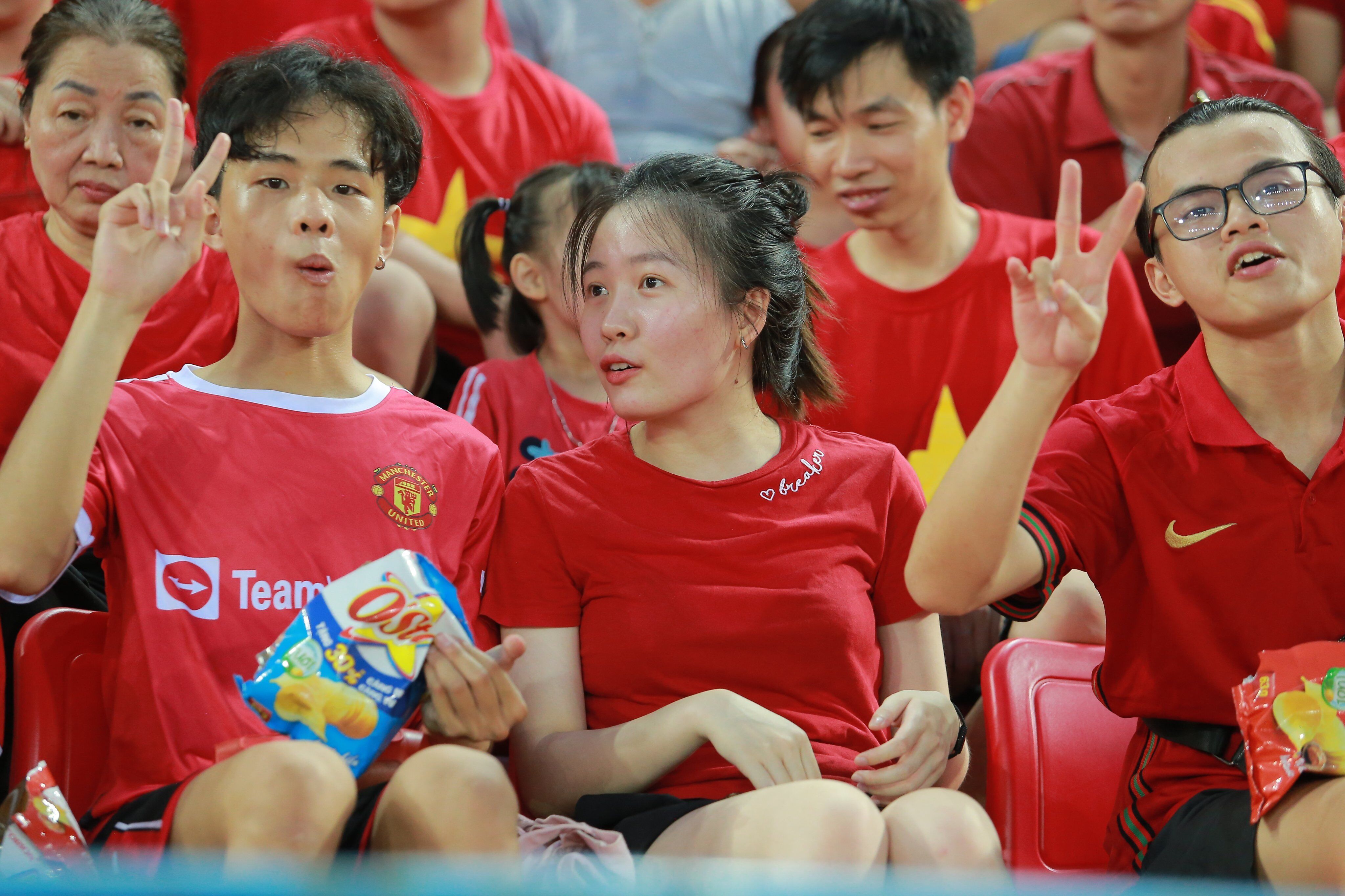 Kể từ thời điểm V-League 2022 tạm dừng vào hồi tháng 3, sân Lạch Tray chưa từng chứng kiến bầu không khí sôi động như vậy.