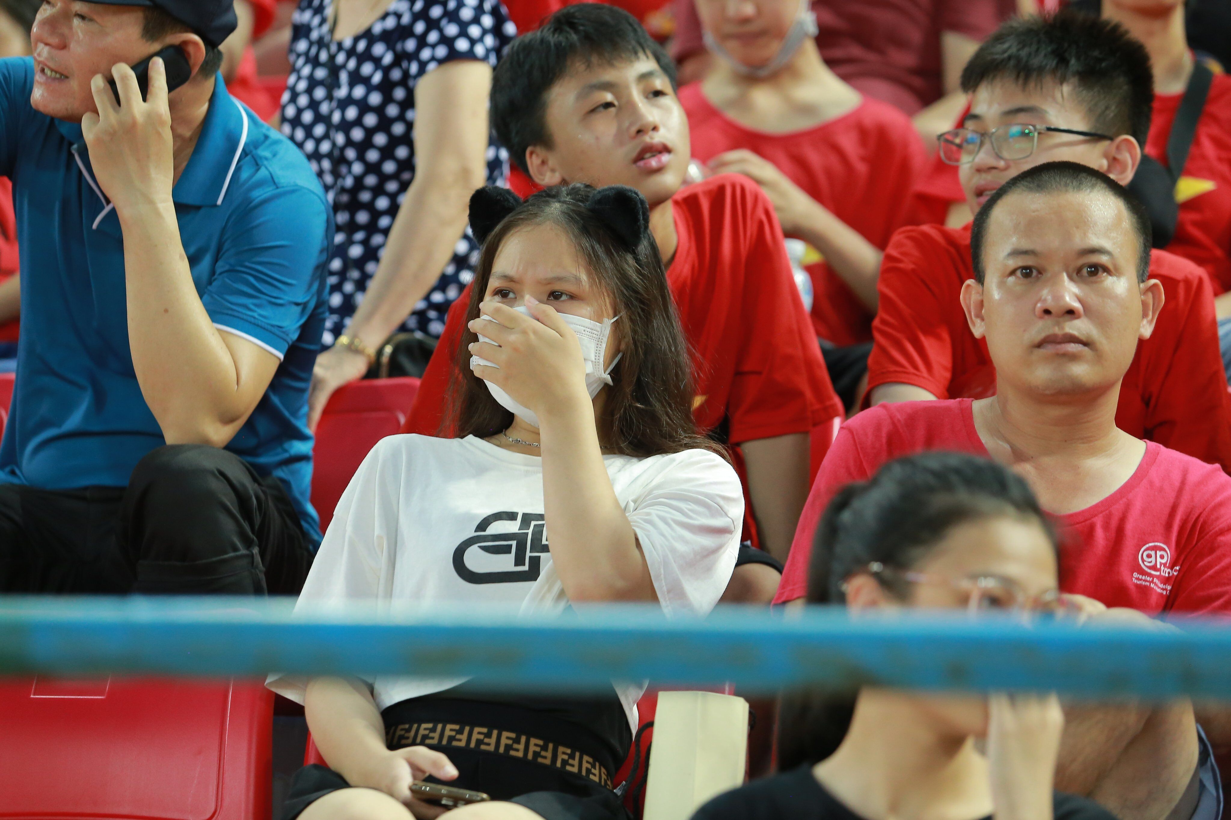 Nữ CĐV hiếm hoi không mặc áo đỏ trên khán đài.