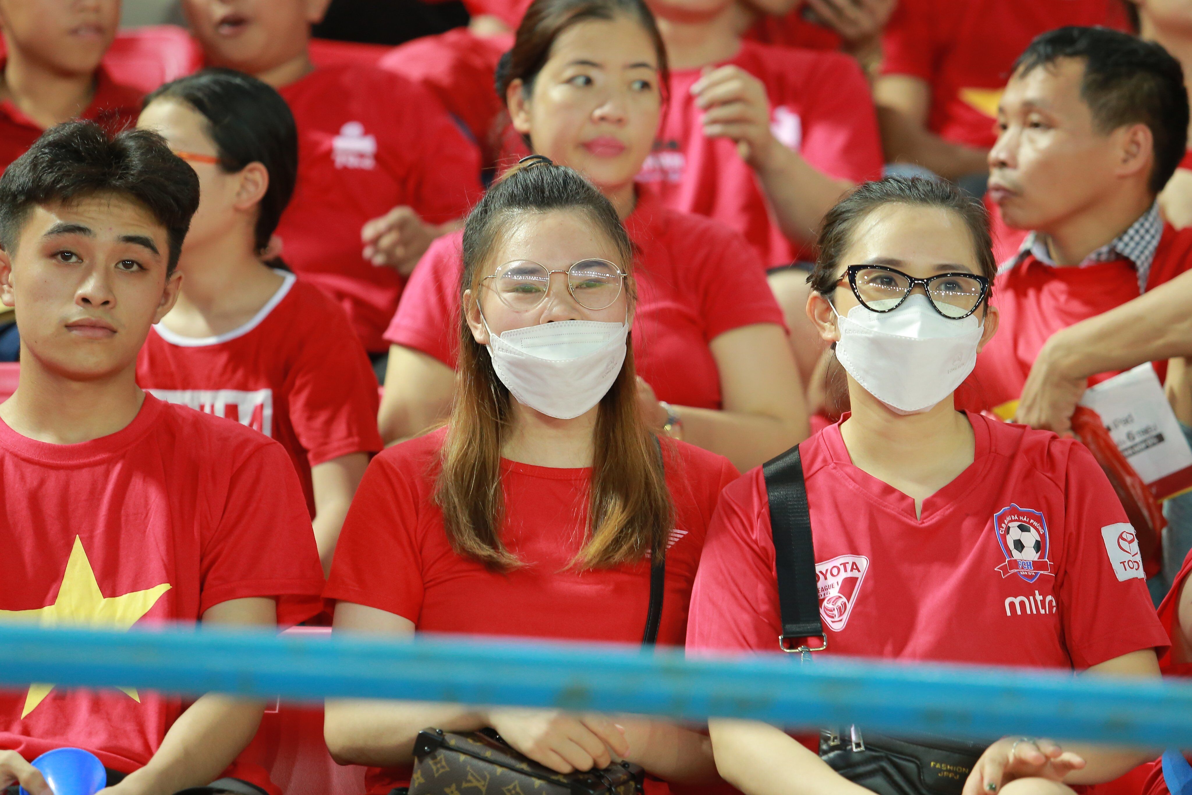 Dù tình hình dịch bệnh đã được kiểm soát nhưng nhiều nữ CĐV vẫn đeo khẩu trang.