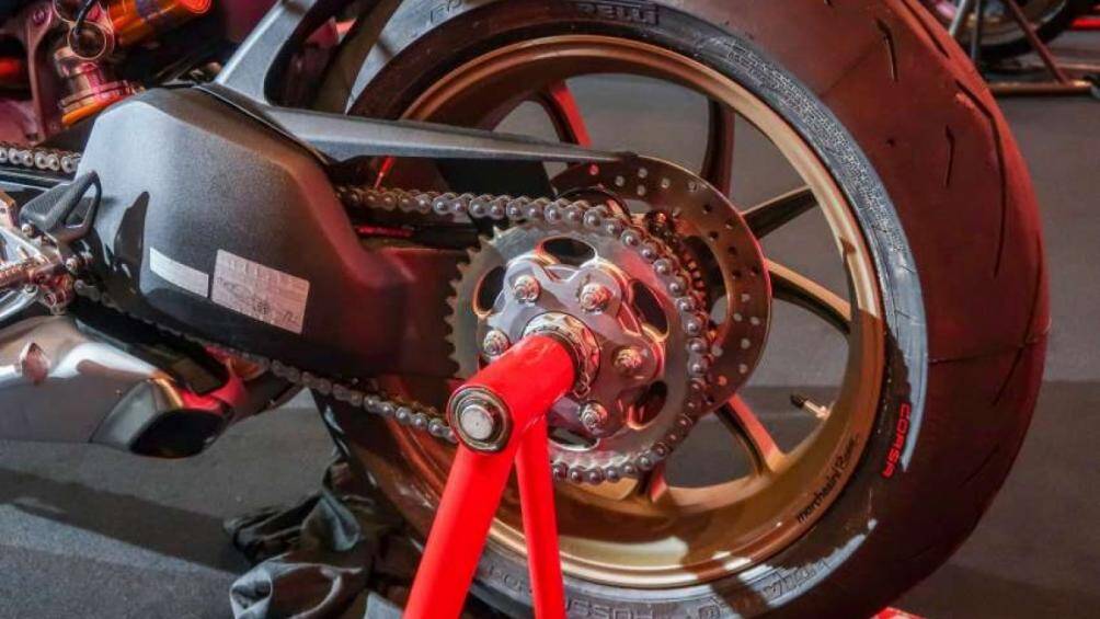 Kẹp phanh hai pít-tông và đĩa phanh 245 mm ở phía sau với Ducati ABS EVO vòng cua theo tiêu chuẩn