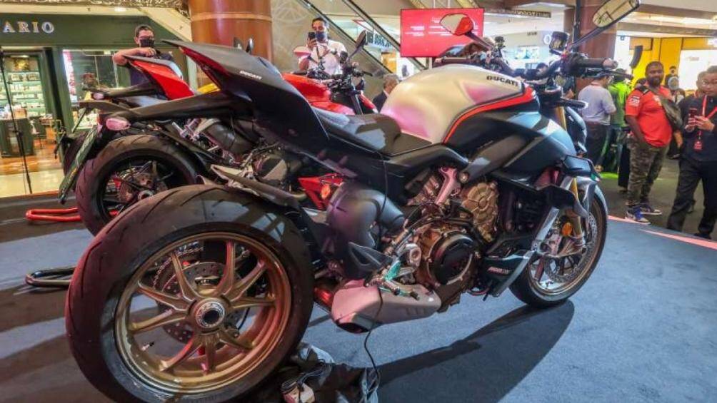 Điểm khác biệt của V4SP so với mẫu Streetfighter V4S tiêu chuẩn là việc Ducati sử dụng màu xám đen và bạc cho mẫu xe mới