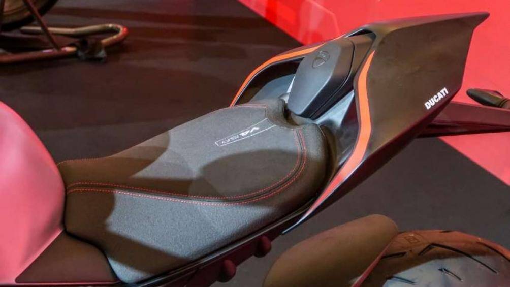 Nếu khách hàng thích trang bị bánh xe bằng sợi carbon, đây sẽ là tùy chọn với mức giá khoảng 50.000 RM (tương đương 263 triệu đồng)