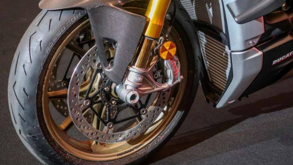 Trang bị hệ thống phanh đường trường hàng đầu của Brembo, kẹp phanh bốn pít-tông Stylema R, kẹp đĩa bán nổi 330 mm ở bánh trước