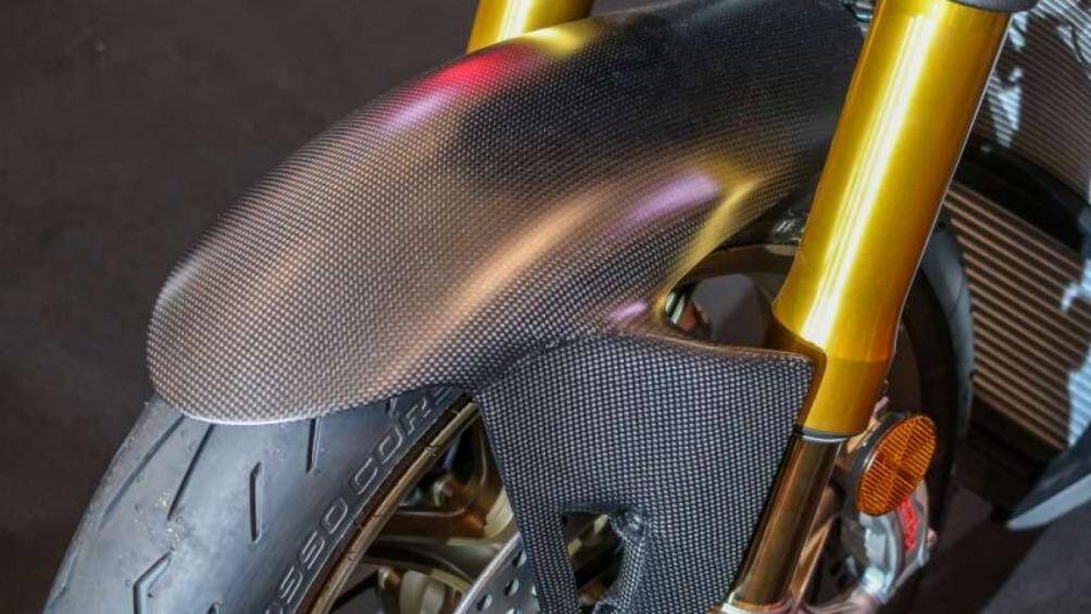 V4SP còn được trang bị phuộc trước hành trình ngược Ohlins NIX30 và phuộc sau Ohlins TTX36. Cả hai trang bị trên đều có thể điều chỉnh điện tử