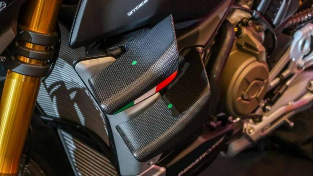 Streetfighter V4SP sử dụng các thành phần sợi carbon ở nhiều chi tiết: chắn bùn trước, ốp hai bên, bảo vệ gót chân...