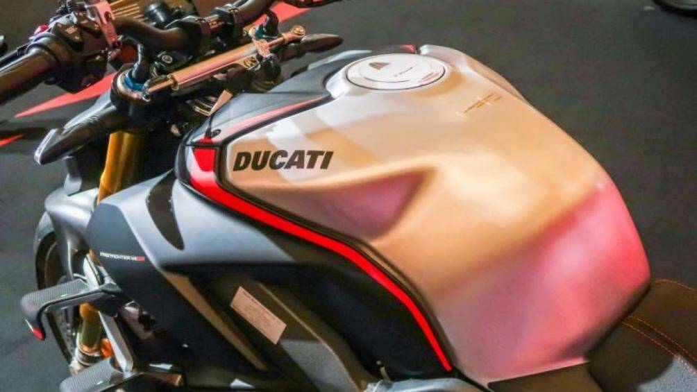 Với trọng lượng ướt 201 kg, Streetfoighter V4SP có bình xăng dung tích 16 L với chiều cao yên xe ở mức 845 mm