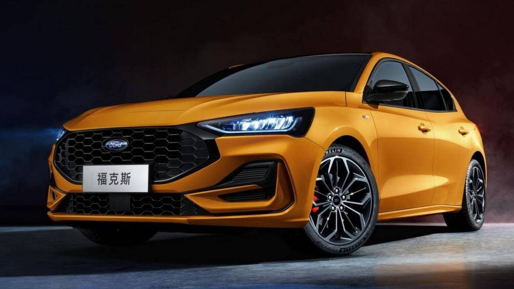 Phần đầu của Ford Focus 2023 nổi bật với cụm lưới tản nhiệt mới hầm hố hơn, kết hợp với đèn pha LED có đồ họa chiếu sáng được tinh chỉnh