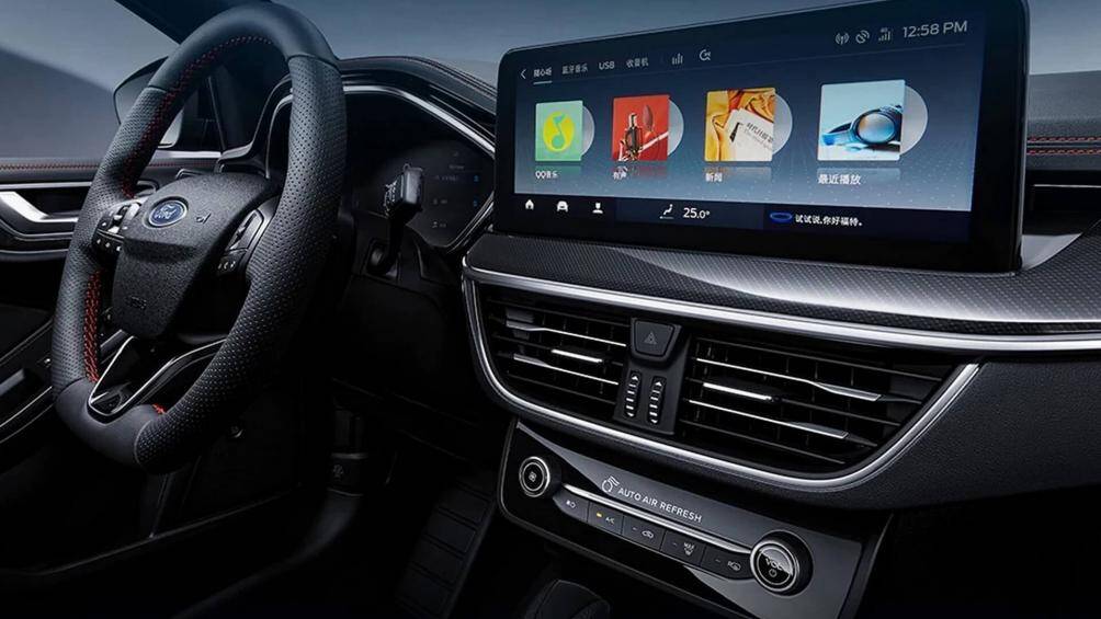 Bên trong, Focus 2023 được trang bị cụm đồng hồ kỹ thuật số 8 inch, màn hình cảm ứng 12.3 inch cho hệ thống thông tin giải trí