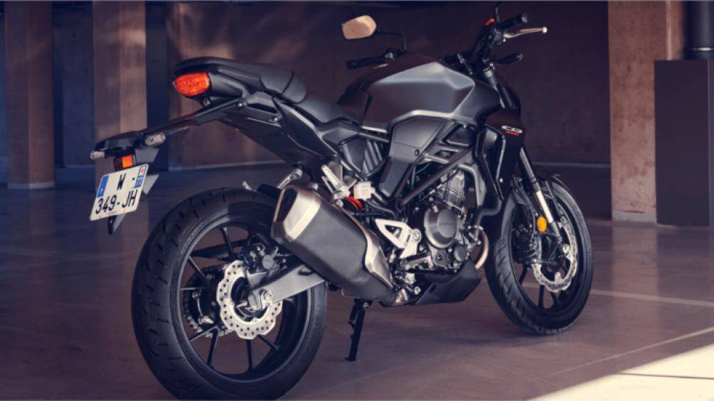 Bình nhiên liệu của Honda CB250R có sức chứa 10,5 lít và trọng lượng của xe là 145 kg, chiều cao yên xe ở mức 795 mm.