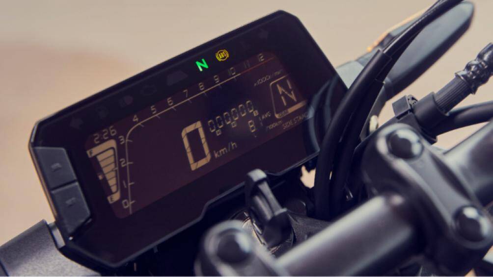 Một số cải tiến đáng chú ý khác như: hệ thống đồng hồ điều khiển loại kỹ thuật số LCD hiển thị các thông số dễ đọc hơn