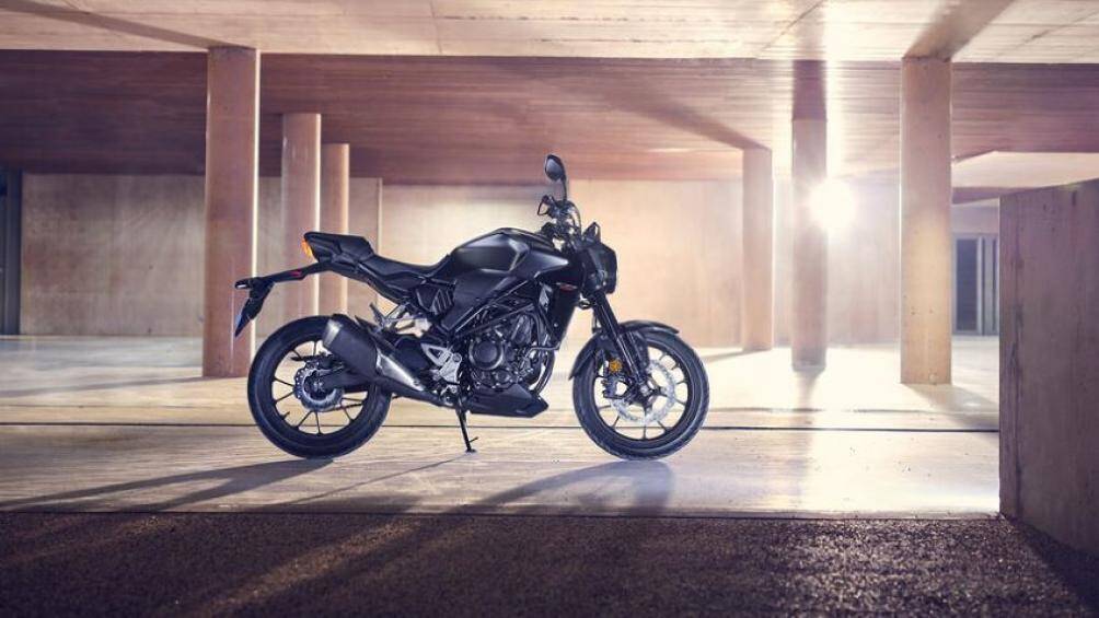 Honda CB250R 2022 vừa ra mắt tại thị trường Malaysia với một số nâng cấp, đem lại sự vận hành thoải mái và thuận tiện hơn