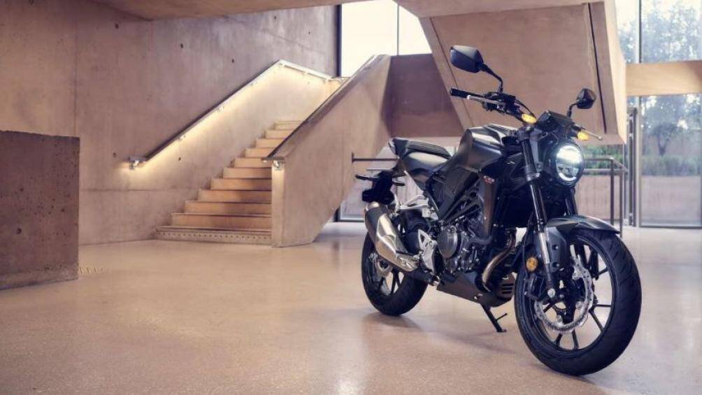 Mẫu xe này có nhiều màu tùy chọn gồm Đen than chì và bạc, màu Đỏ Candy