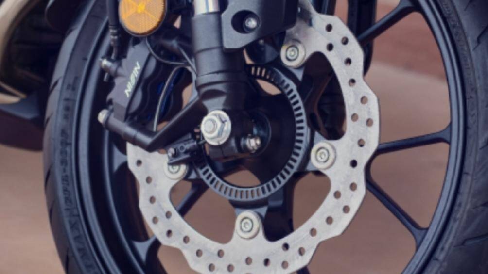 Các thiết bị khác trên xe vẫn được kế thừa từ thế hệ CB250R trước, bao gồm: hệ thống phanh đĩa đơn thủy lực trước và sau có ABS kênh đôi