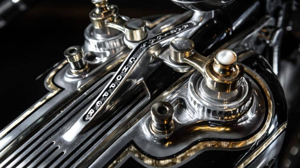 Từ bản vẽ phác thảo, nhà thiết kế đến từ Milan đã thực hiện bản độ gần như hoàn toàn bằng phương pháp thủ công