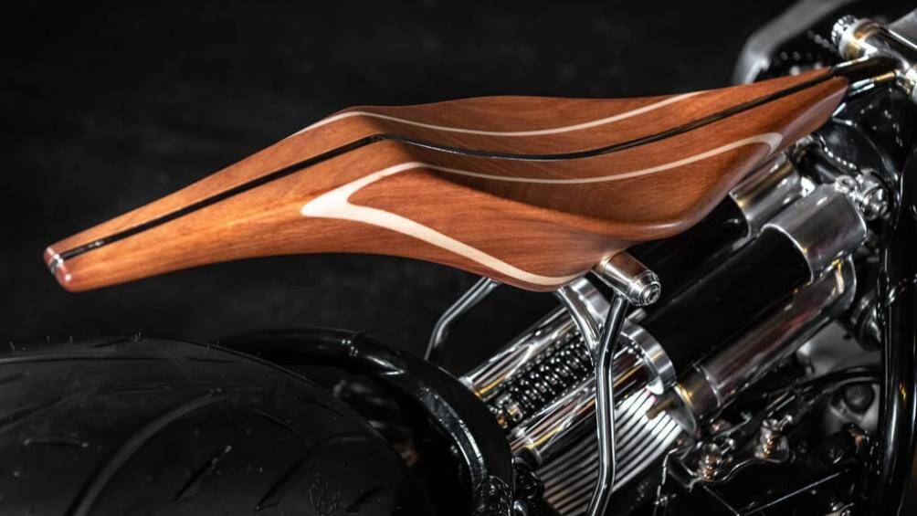 Bên cạnh đó, đĩa phanh và kẹp phanh độ cũng hoàn toàn là hàng thửa, trong khi đuôi xe làm bằng thép không gỉ và yên ngồi sử dụng gỗ gụ