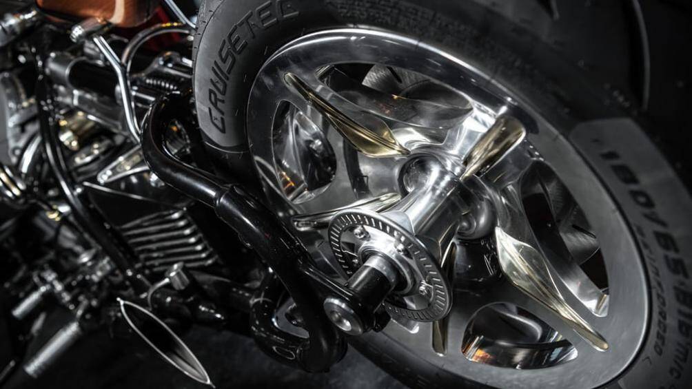 Magnifica Chopper là sự pha trộn giữa gỗ mahogany, đồng thau và nhôm, cùng với khung tùy chỉnh và bánh xe nhôm