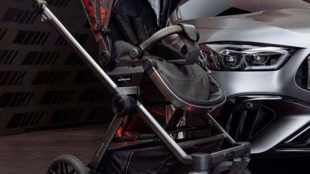 Phiên bản giới hạn đặc biệt này sở hữu phần mui in họa tiết AMG trên nền đen và có thêm túi gấp cao cấp đi kèm