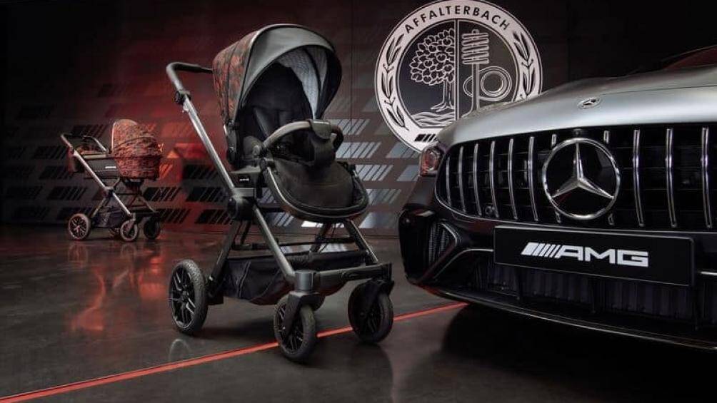 Logo thương hiệu Mercedes-AMG xuất hiện ở nhiều vị trí trên chiếc xe nôi như ở cả hai bên của khung nhôm, đai ôm phía trước...