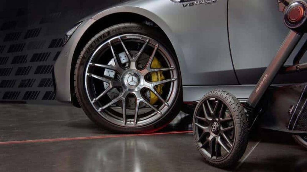 Tương tự như siêu xe AMG GT, mẫu xe nôi này được trang bị bộ vành 5 chấu kép AMG và bọc Dinamica cho ghế ngồi