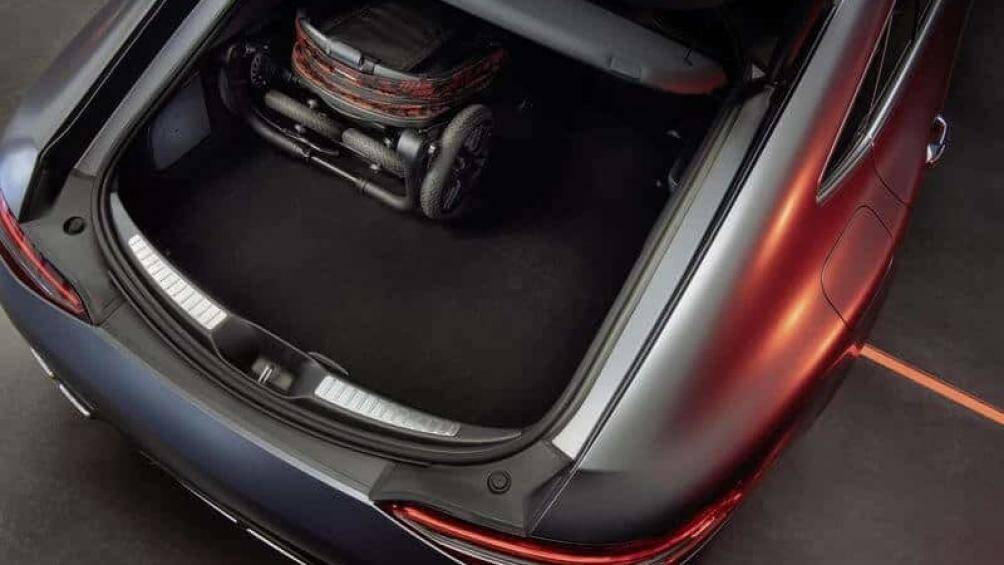 Chiếc xe nôi AMG GT cũng được trang bị bánh xe xoay có thể khóa, hệ thống treo, phanh tay, mái che có thể gập lại...