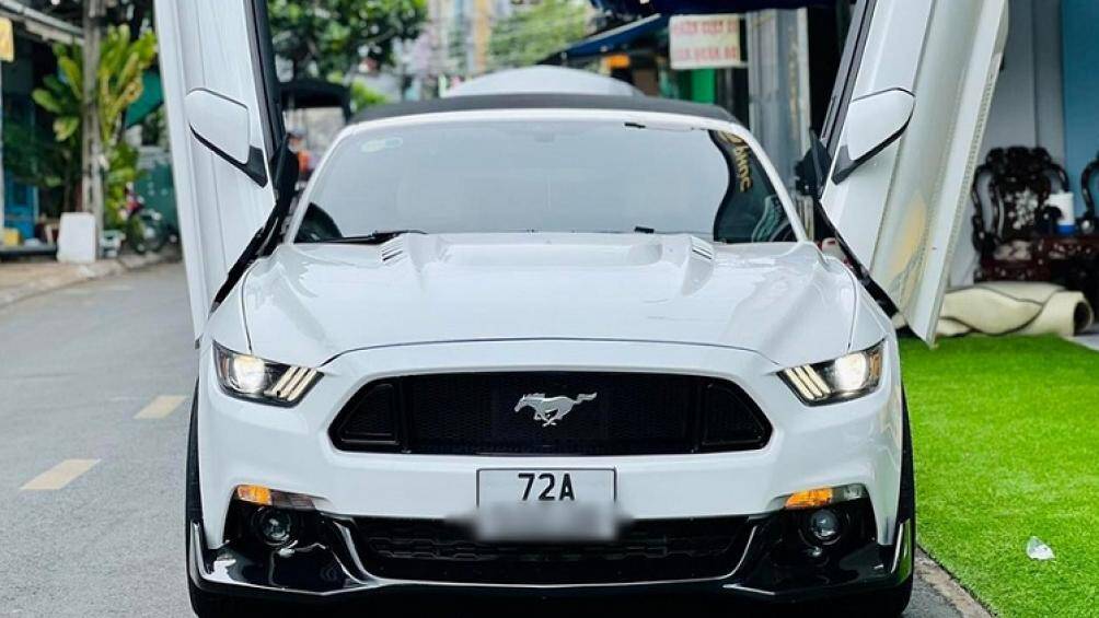 Chiếc Ford Mustang Convertible này đeo biển tỉnh Bà Rịa - Vũng Tàu, xe có ngoại thất màu trắng và được trang bị bodykit hầm hố