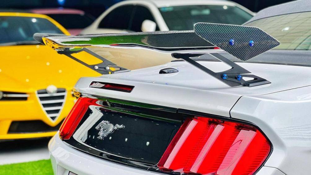 Chưa hết, lưới tản nhiệt của chiếc xe thể thao cũng đã được thay mới, trong khi phía sau xe được bổ sung cánh gió sợi carbon