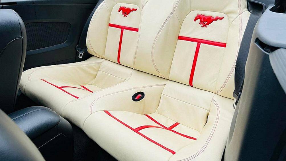Nội thất xe được bọc da màu kem và thêu thêm logo "ngựa hoang" ở mặt lưng ghế ngồi màu đỏ