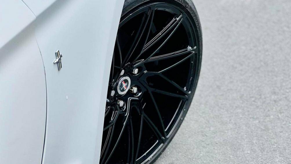 Bộ la-zăng ACE nguyên bản nhưng đã được sơn lại màu đen