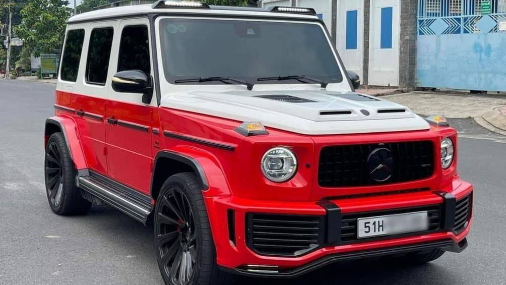 Phần cản va trước của xe được thiết kế lại và tích hợp thêm dải đèn LED. Các thanh ngang được sơn đen, tạo sự cá tính