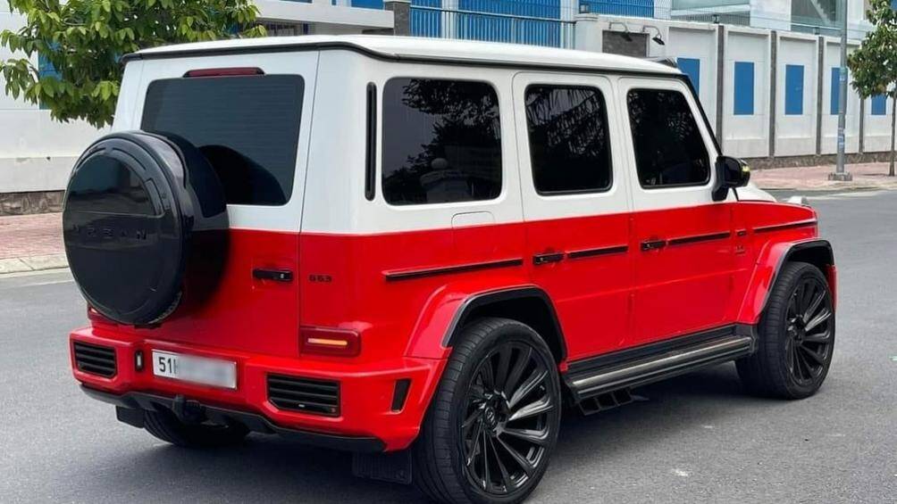 Vòng ra bên sườn là bộ mâm độ của hãng Vossen với kích thước lên đến 23 inch và hệ thống ống xả của Fi. Chủ nhân đã chọn bộ áo 2 tông màu là trắng và đỏ