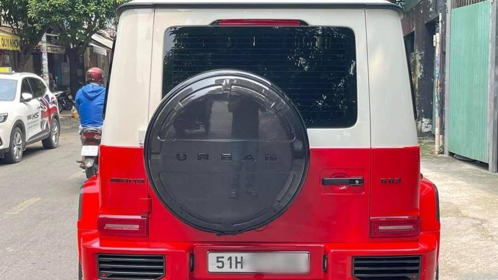 Đằng sau chiếc xe có thùng bánh xe mới với chất liệu chính là carbon