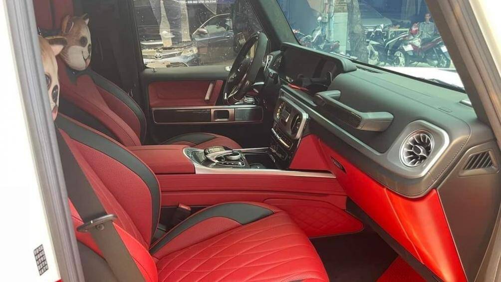 Bên trong khoang lái có nội thất màu đỏ cùng các điểm nhấn màu đen và cả sợi carbon