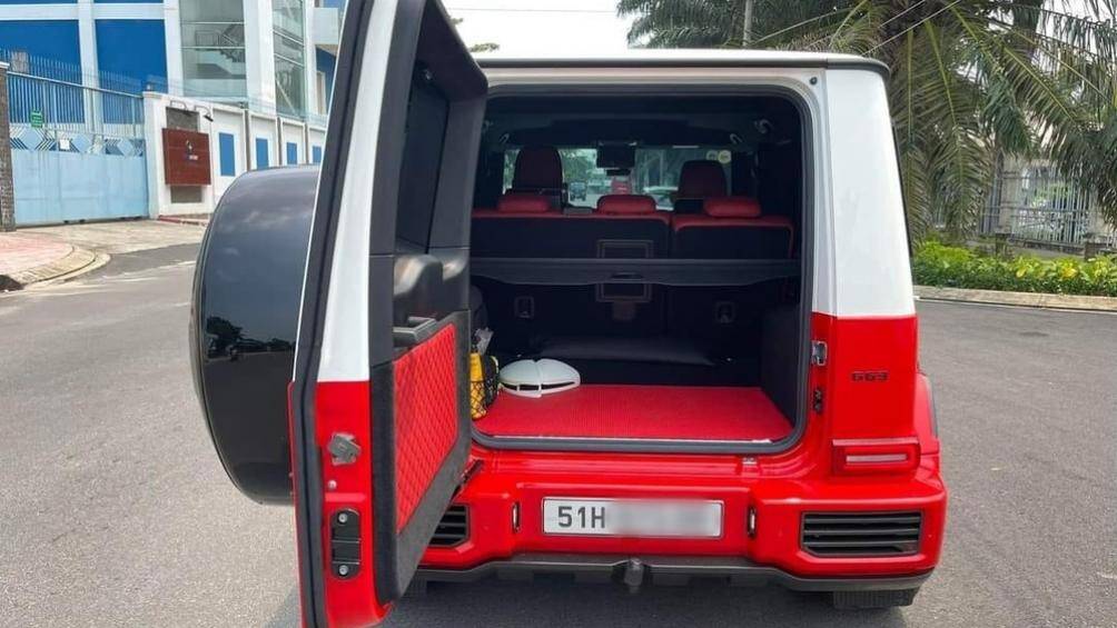 Mức giá rao bán của chiếc xe độc lạ này khoảng 15,5 tỷ đồng, đã bao gồm luôn bộ body kit của hãng Urban, mâm Vossen và ống xả Fi