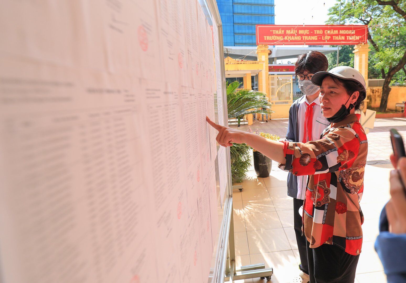 Nhiều phụ huynh cẩn thận giúp con kiểm tra lại chính xác số báo danh