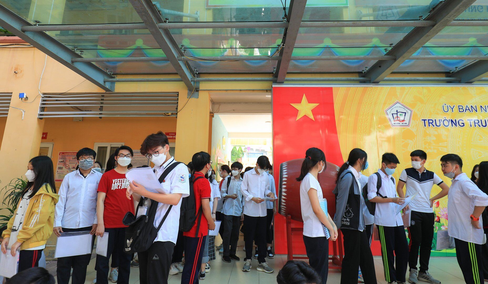 Những thí sinh đến điểm thi sớm, chờ gọi tên vào phòng thi trong buổi tập trung nghe hướng dẫn nội quy thi