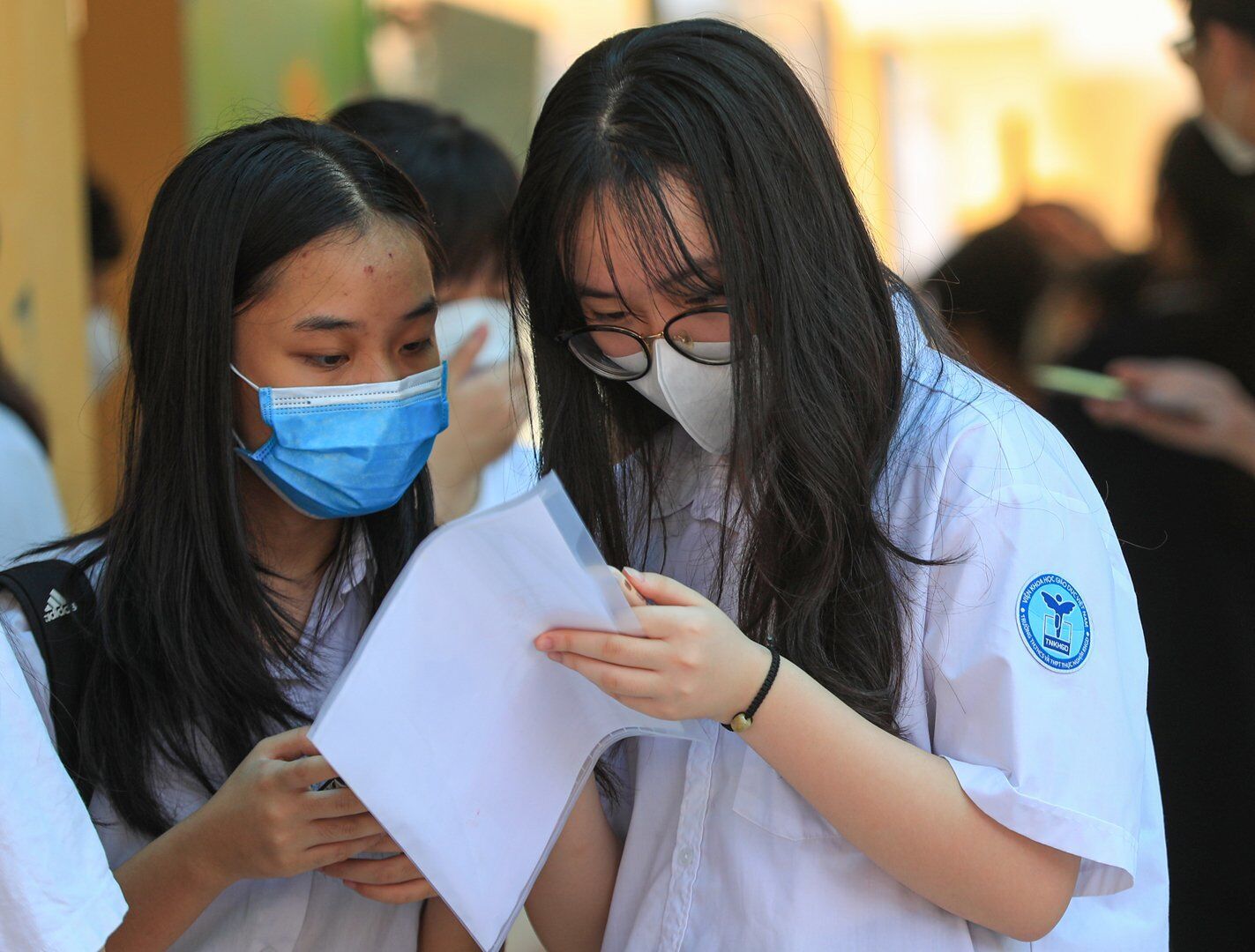 Các nữ sinh trường THCS Thực nghiệm chia sẻ với nhau những thông tin về kỳ thi