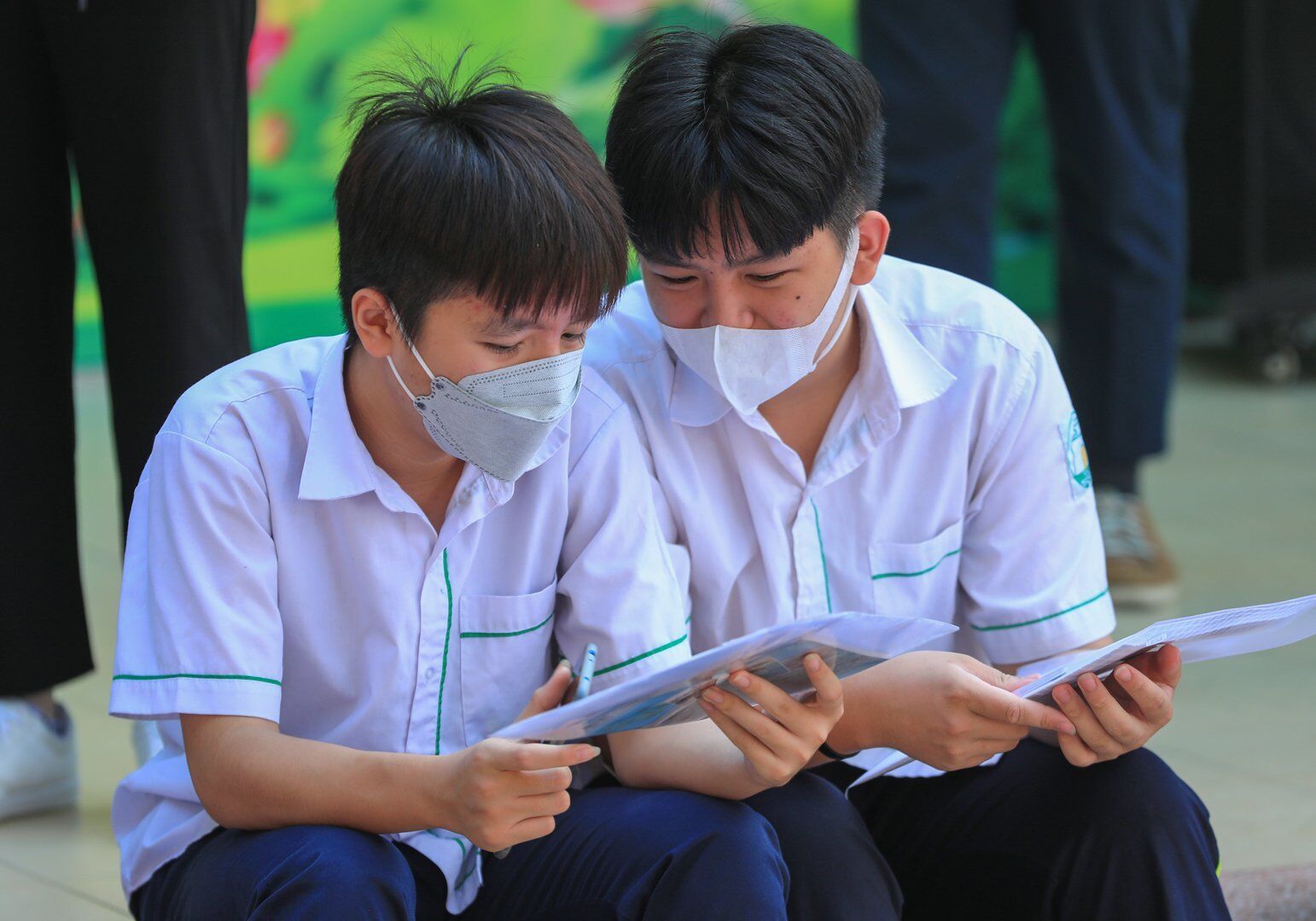 Hai nam sinh tranh thủ trò chuyện trước giờ vào phòng thi