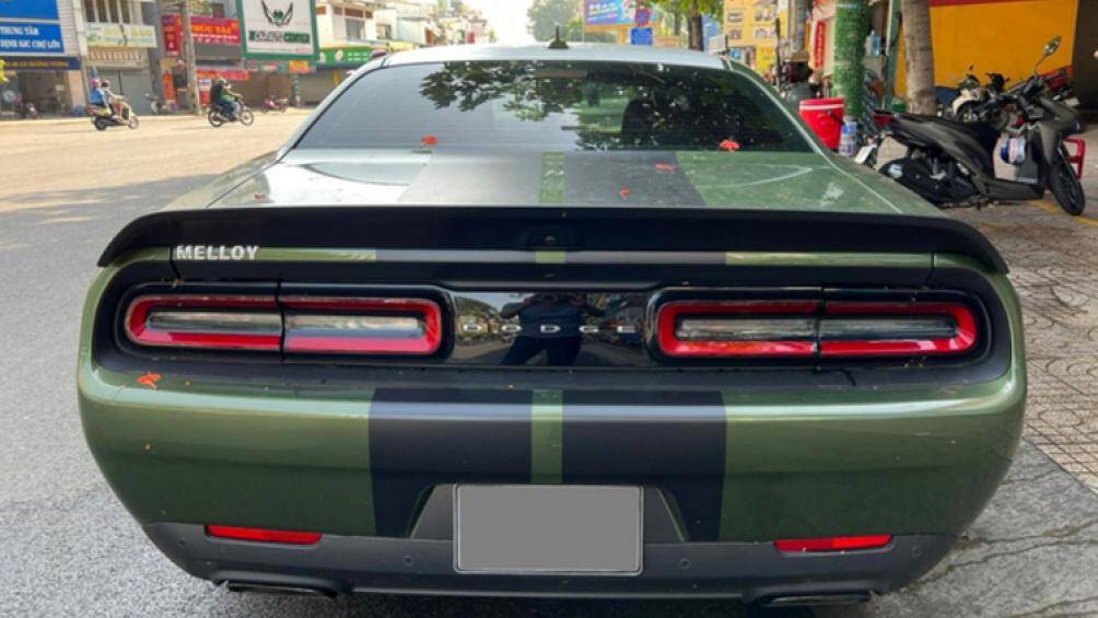 Đuôi xe có thêm tùy chọn cánh gió thể thao, giá 995 USD. Cánh gió này thiết kế kéo dài hơn về phía sau