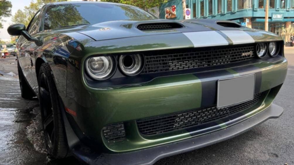 Do khối động cơ cần lượng khí làm mát lớn nên ngoài hốc gió đôi trên nắp capo cùng lưới tản nhiệt, chiếc xe còn có một đường ống dẫn gió ở đèn pha