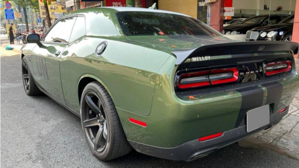 Ở bên hông xe xuất hiện dòng chữ "UN", điều thường thấy trên những chiếc siêu xe và xe sang của ông Đặng Lê Nguyên Vũ