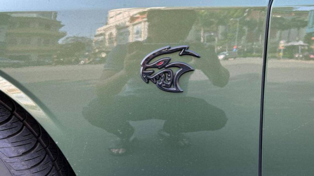 Logo Hellcat ở bên hông có biểu tượng đôi mắt đỏ (Redeye) là sự khác biệt so với Hellcat tiêu chuẩn