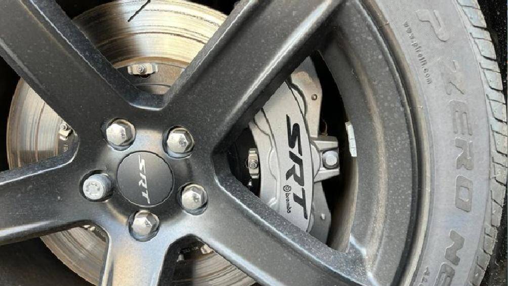 Chiếc xe này còn được trang bị cùm phanh màu xám có giá 995 USD (tương đương 23,1 triệu đồng), bộ vành 5 chấu 20 inch sơn đen bóng