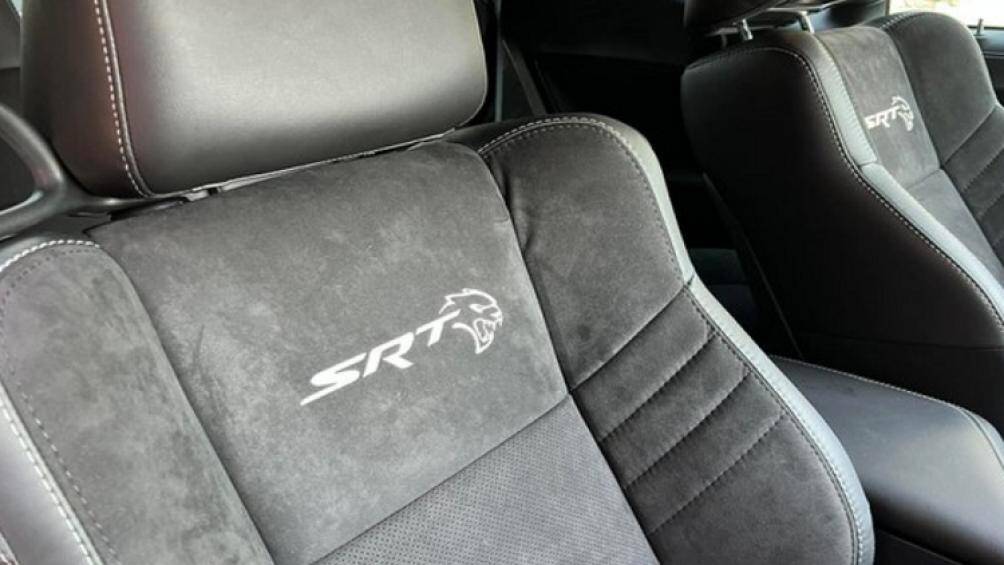 Bộ ghế bên trong là loại thể thao, được bọc chất liệu da Nappa và Alcantara màu đen, xen kẽ là đường chỉ khâu màu trắng quanh ghế ngồi và dòng chữ "SRT"