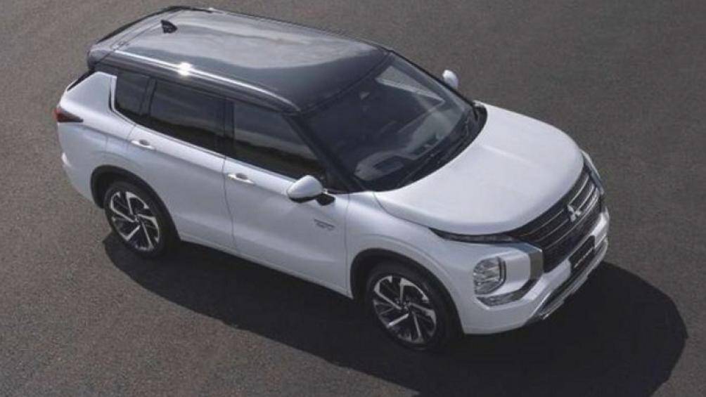 Ghế gập và chỉnh điện. Hệ thống âm thanh Bose 10 loa và cửa sổ trời toàn cảnh là những trang bị tiêu chuẩn trên xe